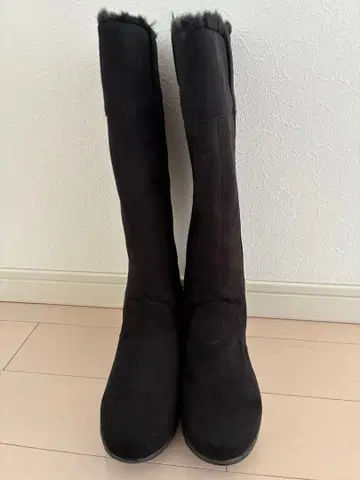 퍼 달린 블랙 스웨이드풍 롱 부츠