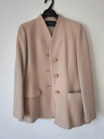 WAKO 베이지 노카라 자켓과 스커트 세트