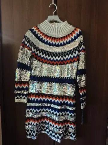 스팽글 장식의 긴팔 니트 원피스