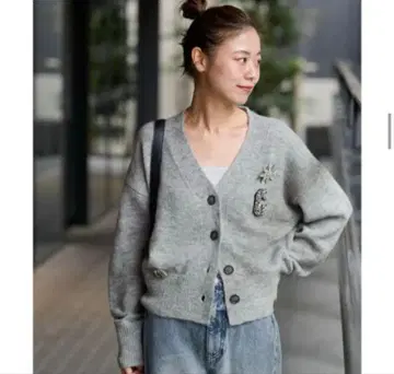 레리움 비쥬 부착 V넥 가디건