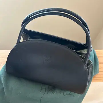 시빌라 블랙 가죽 핸드백 반달형