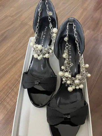 쁘띠 메종 블랙 펌프스