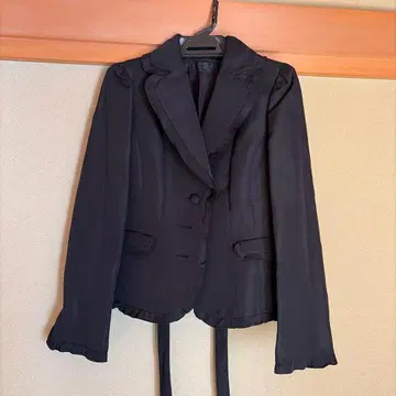 TO BE CHIC 블랙 테일러드 자켓 프릴 소매