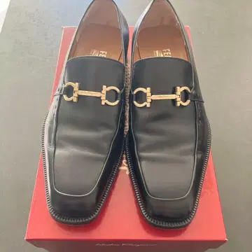 Ferragamo 블랙 로퍼 금장 장식