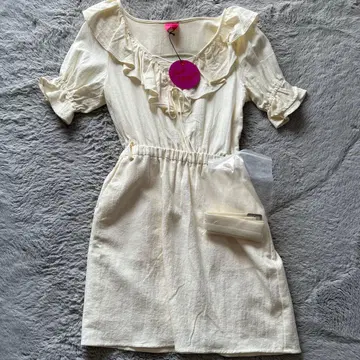 프릴 달린 화이트 드레스 FREE