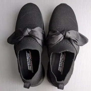 SKECHERS 블랙 리본 포함 스니커즈