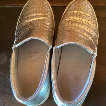 메탈릭 실버 슬립온 스니커즈