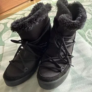 퍼 달린 블랙 레이스업 부츠