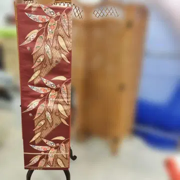 빨간색 잎과 꽃의 금사 자수 미사용 오비