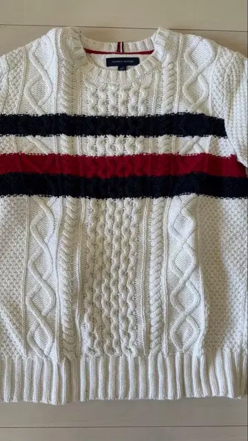 케이블 니트 화이트 스웨터 스트라이프