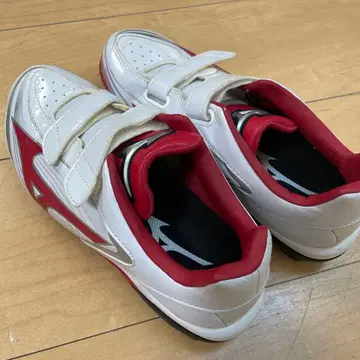 Mizuno 화이트/레드 스파이크 슈즈 22.5cm