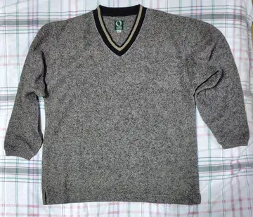 QUE 그레이 계열 V넥 니트 M 사이즈