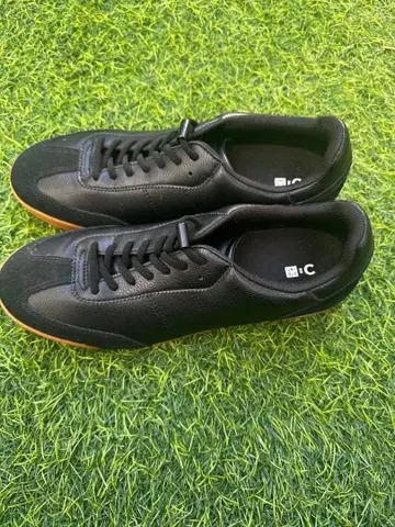 유니클로 c 블랙 가죽 스니커즈