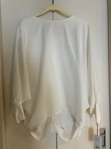 디니테코리에 화이트 쉬폰풍 긴팔 셔츠