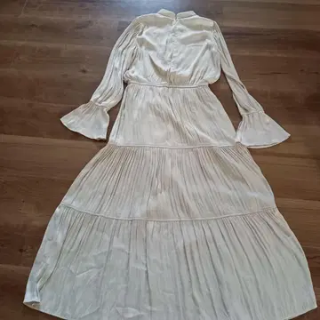 아이보리 플레어 슬리브 롱 드레스