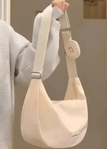 베이지 숄더백 사코슈