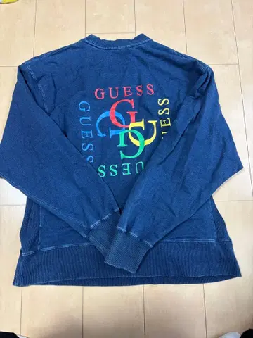 GUESS 네이비 데님풍 백 프린트 트레이닝복 M 사이즈