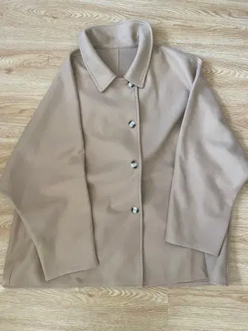 베이지 버튼 코트