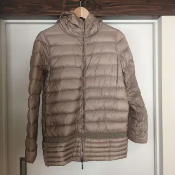 MONCLER 후드 부착 다운 자켓 베이지
