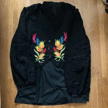 블랙 레이스 긴팔 셔츠 S와 자수 입 베스트 2종 세트.