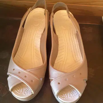 Crocs 베이지 오픈토 웨지 샌들