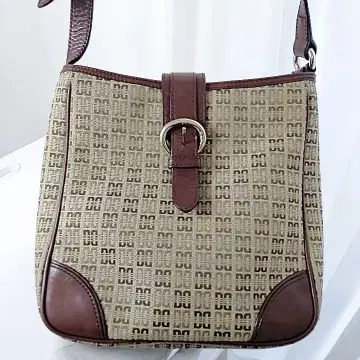 컨디션 최상 DAKS 숄더백 베이지 브라운 DAKS 로고