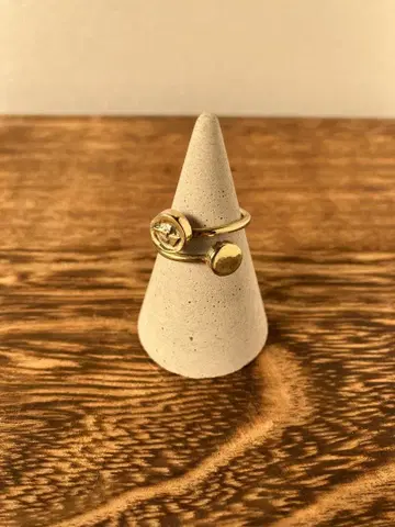 골드 톤의 심플 반지