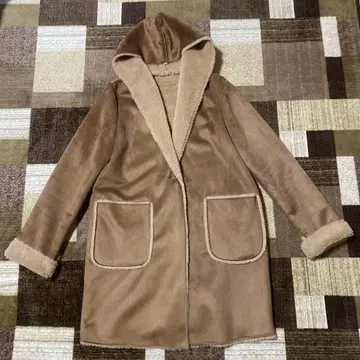 브라운 후드 부착 무스탕 코트