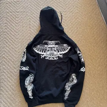 아트 워크 포함 블랙 후드티