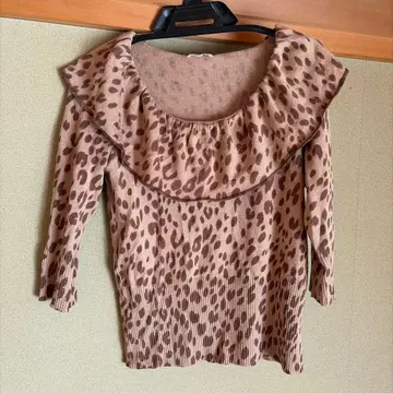 TO BE CHIC 레오파드 무늬 프릴 니트탑 가디건 세트