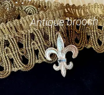 Antique brooch 백합 문장 앤틱 골드 컬러