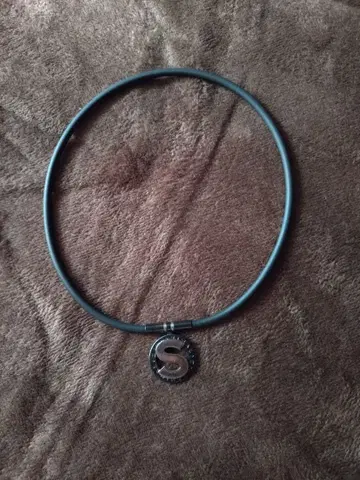 심플한 블랙 금속제 목걸이