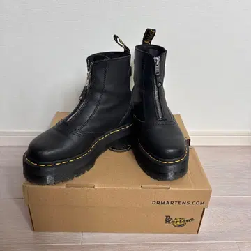 닥터마틴 블랙 통굽 부츠 JETTA