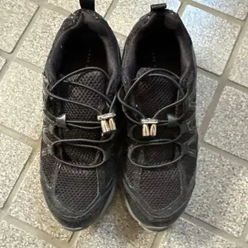 블랙 메쉬 스니커즈