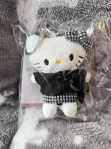 LOWRYS FARM 헬로키티 토이 키링 블랙