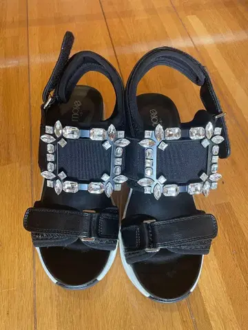 블랙 크리스탈 샌들