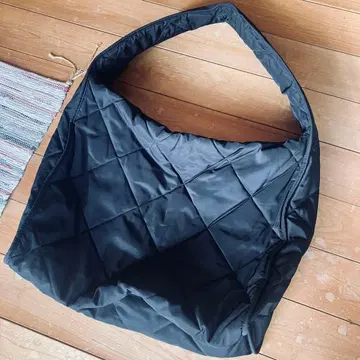 COS 블랙 퀼팅 숄더백