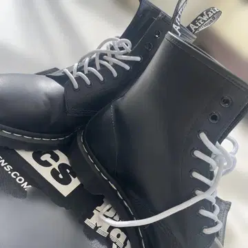 닥터마틴 8홀 블랙 레더 부츠