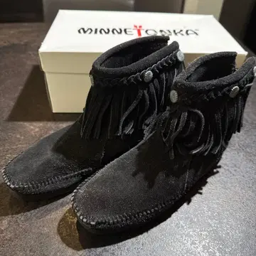 MINNETONKA 블랙 프린지 숏부츠