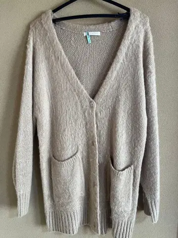 베이지색의 복슬복슬한 긴팔 가디건