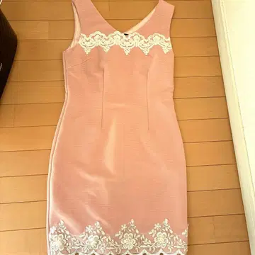 핑크 자수 비쥬 부착 드레스