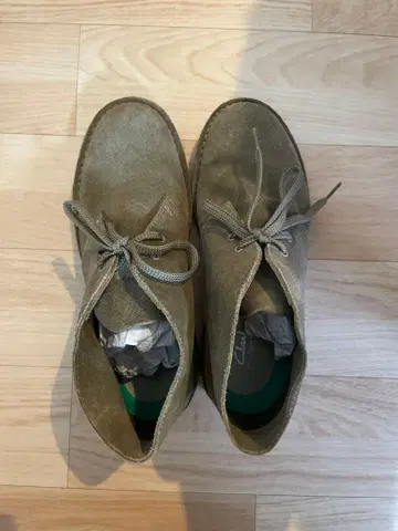 올리브 그린 스웨이드 처카 부츠 박스 포함