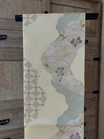 꽃무늬 자수의 연보라색 오비