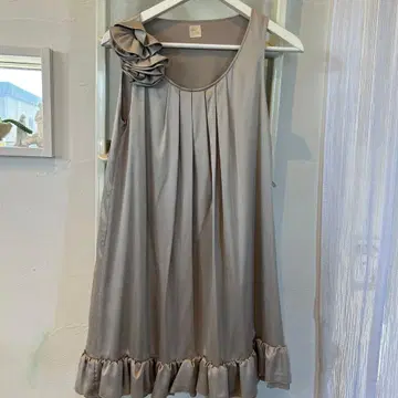 실버 슬리브리스 프릴 원피스 파티에도 실크 터치로 멋쟁이