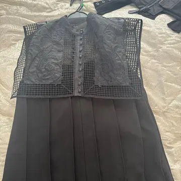 블랙 자수 메쉬 슬리브리스 원피스