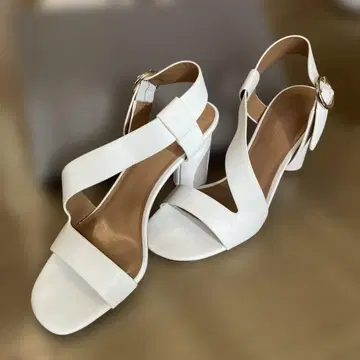 화이트 크로스 스트랩 샌들