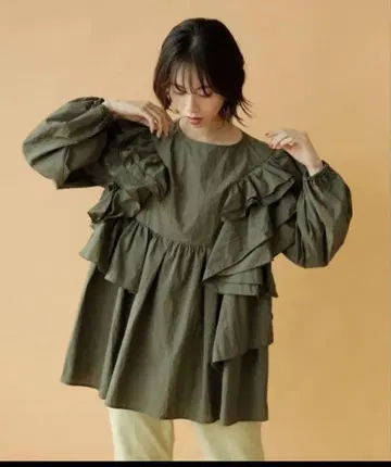 [카듀네] 비대칭 프릴 블라우스 긴팔 카키