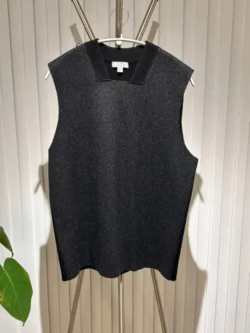 슬리브리스 베스트 COS 스퀘어 넥 차콜 그레이와 블랙