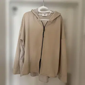 허그유 베이지 후드 부착 파카 스트라이프 안감