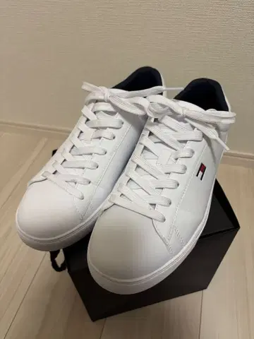 TOMMY HILFIGER 화이트 스니커즈